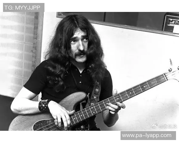 邮报报道石玫瑰乐队贝斯手马尼去世终生红魔球迷享年63岁